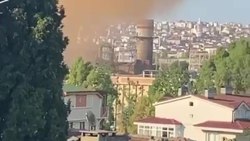 Kocaeli'de fabrikanın bacasından çıkan dumandan bölge halkı rahatsız