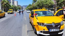Antalya'da yaya geçidinden geçen kadına çarpan taksinin şoförü tutuklandı