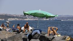İstanbul'da sıcaktan bunalanlar sahillerde serinlemeye çalıştı