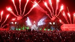 Doğubayazıt’ta 30 bin kişi konserde eğlendi