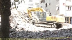 Bahçelievler’de bina yıkımı sırasında yandaki apartman zarar gördü