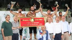 Denizli Yağlı Güreşleri'nde Orhan Okulu başpehlivan