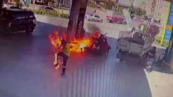 Aksaray'da bir sürücü, benzin alırken çakmağı çakınca alev içinde kaldı