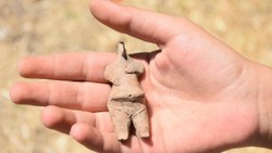 İzmir’de 7 bin 800 yıllık kadın figürlü heykelcik bulundu