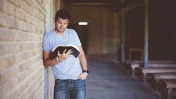 Bir sosyal ihtiyaç olan kitap okumayı gösterişten uzak tutmak