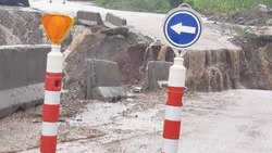 Kocaeli ve Sakarya’yı bağlayan geçici yolu sel aldı 