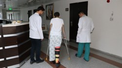Erzurum'da bacağı kopan kız, 14 ameliyat sonrası yeniden yürüdü