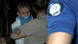 Antalya’da 8 aylık bebek, bir evin önüne bırakıldı