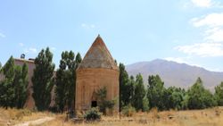 Van’daki Halime Hatun Kümbeti’nin görünüşünü bozan bina yıkılıyor