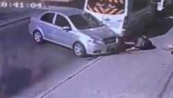İzmir'de iki araç arasında sıkışan sürücü yaralandı