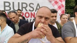 Bursa'da turta yeme yarışması: 16 metre yedi, 5 bin lira ödül aldı