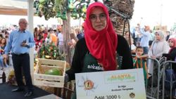 Alanya'nın en ağır avokadosu seçildi