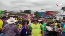 Brezilya’da yol kapatan Bolsonaro destekçilerinin arasına otomobil daldı