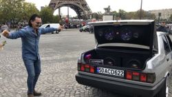 Paris'te yaşayan Türk'ün Şahin aracı, görenlerin ilgisini çekiyor
