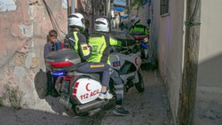 Hatay'ın dar sokaklarında hastalara motorize sağlık ekipleri yetişiyor