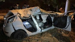İzmir’de ehliyetsiz gencin kullandığı araç kaza yaptı: 1 ölü, 2 yaralı
