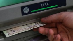 Eskiyen ATM'lerin yuttuğu paralar tepki çekiyor