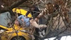 Esenler'de taksi ile otomobil sürücüsünün yol verme kavgası