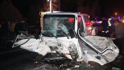 Muğla'da yolcu minibüsüyle kamyonet çarpıştı: 22 yaralı
