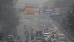 Pakistan’da hava kirliliği önlemi: İş yerleri erken kapatılacak