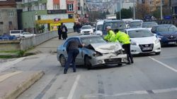 Samsun'da köpeğe çarpmamak için yavaşlayan araca otomobil çarptı