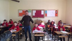 Kayseri'de öğretmen, camide de imamlık yapıyor