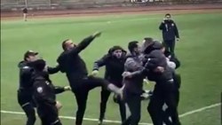 Yalova'da kulüp başkanı, sahaya girerek saldırdığı rakip futbolcu ile barıştı