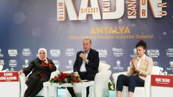 Cumhurbaşkanı Erdoğan, Antalya'da kadınlarla bir araya geldi