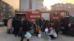 Edirne'de su kesintisi: Halk bidonlarla su kuyruğuna girdi