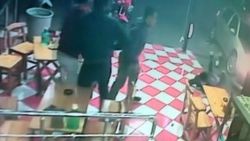 Kokoreç yemek isterken üzerine trafik lambası düştü