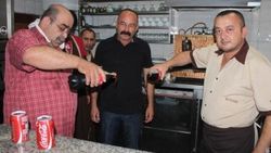 Konya'da bir pastane sahibi dolaptaki kolaları yola döktü