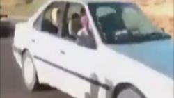 Düğün konvoyundaki iki genç tırın altında kaldı İZLE
