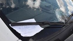 Kaza yaptığı minibüsün camına 'hastanedeyiz' notu bıraktı