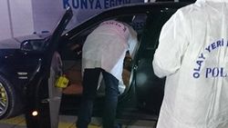 Otomobilde kurcaladığı silahla arkadaşını yaraladı