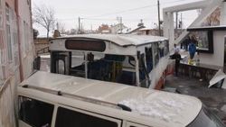 Konya'da halk otobüsü Kur'an kursunun bahçesine daldı