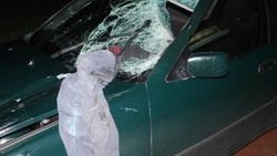 Otomobilin çarptığı kişinin kopan bacağı sileceğe takıldı