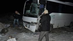 MHP'lileri taşıyan midibüs kamyonla çarpıştı: 1 ölü