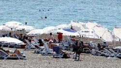 Konyaaltı plajında bin 100 şezlong ve 534 şemsiye çalındı