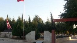 Ölen köpeğini şehitliğe gömdü