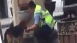 Köpeğe eliyle su içeren polis: Her Türk polisi yapar