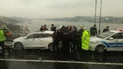Yakıtı biten aracını köprüde bıraktı