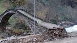Rize’de yol yaparken tarihi köprüye zarar verildi