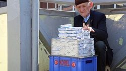 82 yaşındaki Kore gazisi mendil satıyor