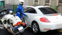 Sinirlenen Koreli polis aracın camlarını kırdı