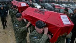Toplu mezardan çıkarılan 28 Kosovalı toprağa verildi