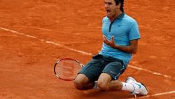 Roger Federer toprak korta geri dönüyor