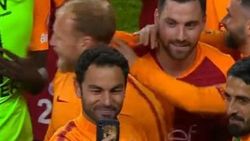 G.Saraylı futbolcular kupa sevincini Emre'yle paylaştı