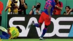 Neymar reklam panosuna kafasını çarptı