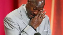 İki hastane açan Michael Jordan, gözyaşlarını tutamadı