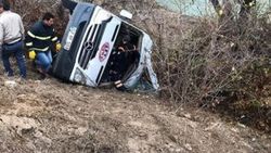 Hentbol takımını taşıyan minibüs kaza yaptı